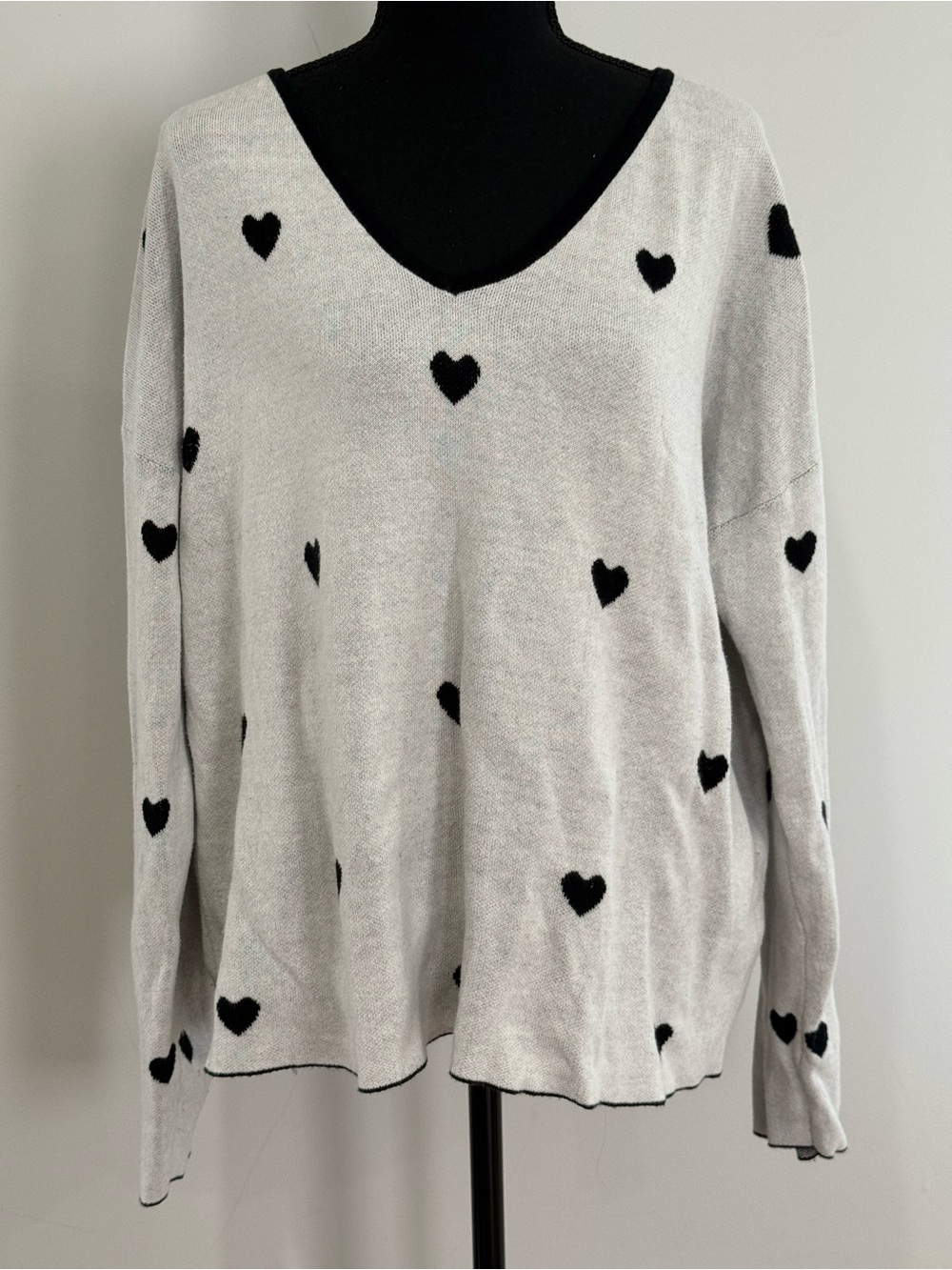 Nordstrom Rack XL Women’s Light Gray V-Neck Sweater with Black Heart Print 178